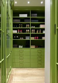 Г-образная гардеробная комната в зеленом цвете Ижевск